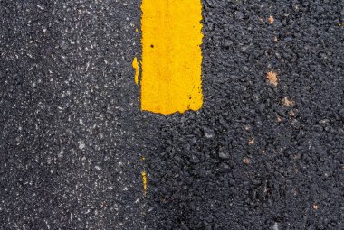 Sarı çizgili asfalt yol yüzeyi