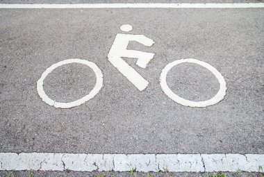Asfalt yol arka planında bisikletçi işaret şeridi