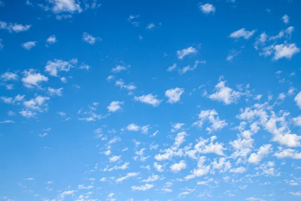 Piękne Błękitne Niebo Chmurami — Zdjęcie stockowe