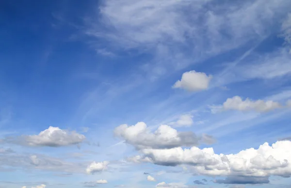 Прекрасне Блакитне Небо Хмарами — стокове фото