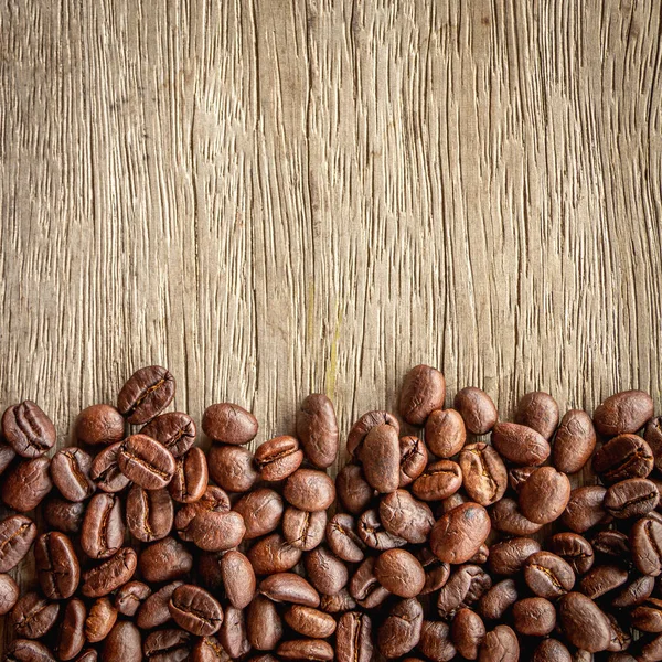 Geroosterde Bruine Koffiebonen Houten Achtergrond Bovenaanzicht — Stockfoto