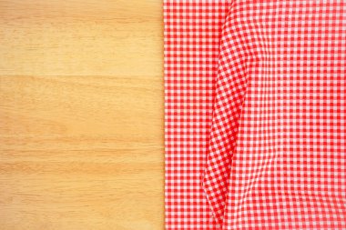 Ahşap arka planda gingham giysiler, yakın görüş