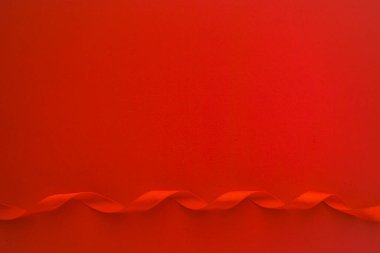 Kırmızı saten kurdeleli kırmızı kağıt, Aşk ya da Hediye arka planı