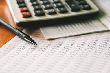 Muhasebe raporu, İş ve Finans Konsepti üzerine Kalem ve Hesap Makinesi. 