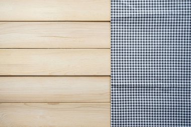 Ahşap arka planda gingham giysiler, yakın görüş