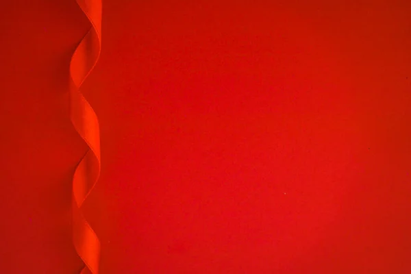 赤いサテンリボン 愛またはギフトの背景を持つ赤い紙 — ストック写真