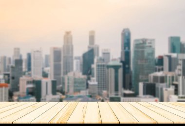 Şehrin ufuk çizgisini ahşap masadan gösteriyor