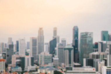 Şehir siluetindeki modern gökdelenlere bakıyorum.