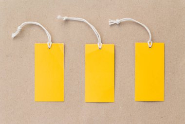 Düz duran üç boş sarı etiket.