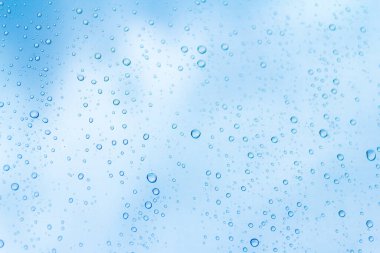 Damlacıklar mavi arkaplana düşüyor