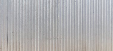 Dikey çizgileri olan desenli metal duvar