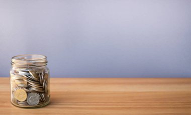 Cam kavanozda bozuk para toplamak