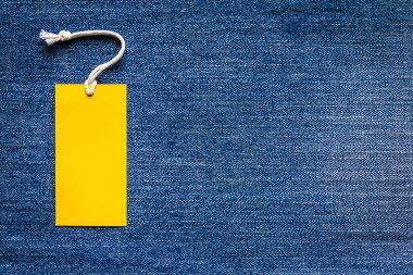 Kot kumaşında sarı etiket asılı