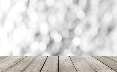 Arkaplanı bulanık tahta masa