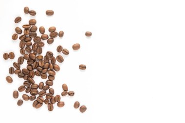 Beyaz arka plan üzerinde dağınık kahve çekirdekleri