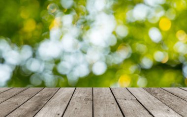 Ahşap yüzeyi olan bulanık yeşil arkaplan