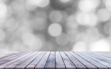 Bulanık arkaplanı olan ahşap masa gösteriliyor