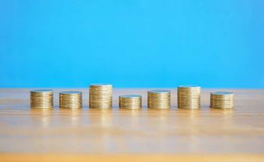 Tahta masaya madeni paralar yığılıyor