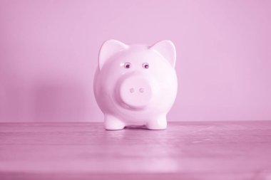 Masada oturan pembe kumbara.