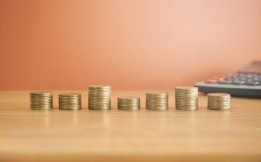 Tahta masaya madeni paralar yığılıyor