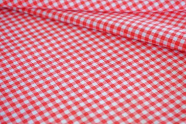 Kırmızı ve beyaz kareli kumaş deseni