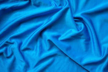 Pürüzsüz mavi kumaş zarif bir şekilde örtülmüş.