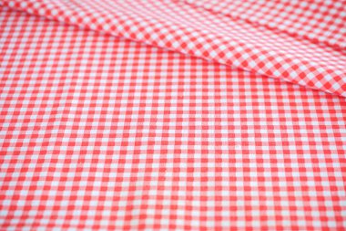Kırmızı ve beyaz kareli kumaş gösteriliyor