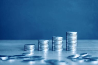 Madeni para yığınları mali büyümeyi temsil ediyor