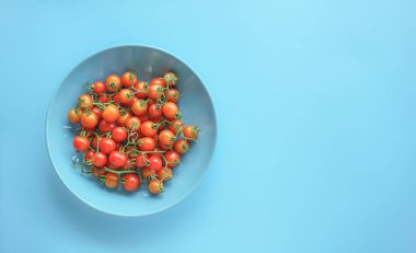 Mavi kasede taze kiraz domatesleri