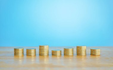 Tahta yüzeyde bozuk paralar biriktiriliyor