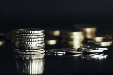 Yansıtıcı yüzeye bozuk paralar yığılıyor