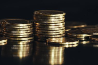 Yüzeyde parlak altın paralar biriktiriliyor