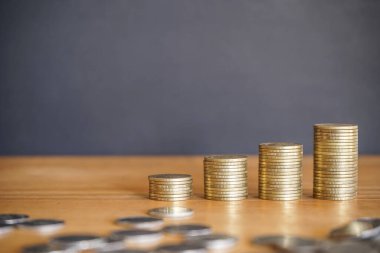 Tahta masaya madeni paralar yığılıyor