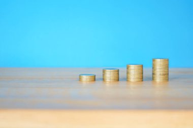 Tahta masaya madeni paralar yığılıyor