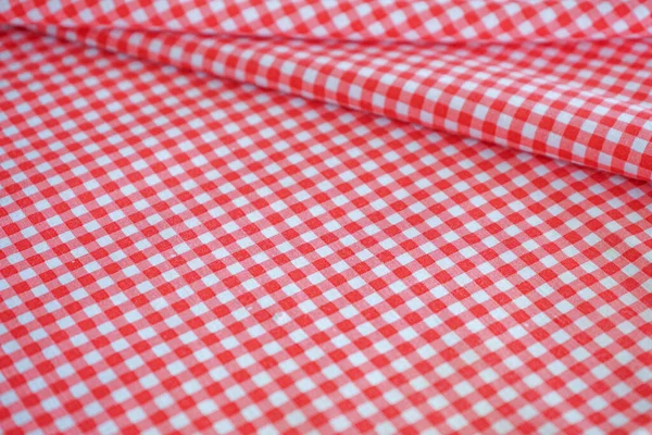 Kırmızı ve beyaz kareli kumaş deseni