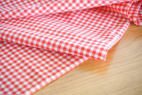 Katlanmış kırmızı ve beyaz kareli kumaş