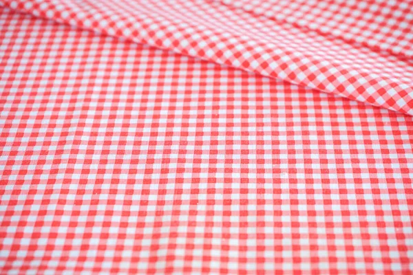 Kırmızı ve beyaz kareli kumaş gösteriliyor