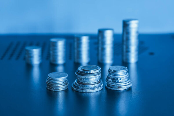 Укладка монет в синее освещение