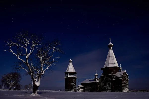 Templo Antigo Madeira Noite Inverno Contexto Árvore Foto Alta Qualidade — Fotografia de Stock