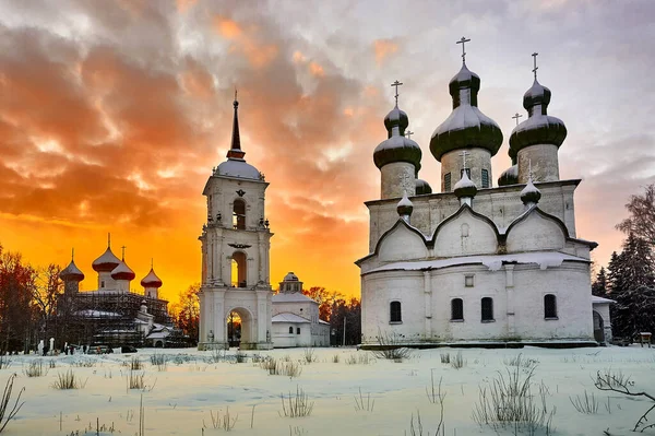 Kargopol 'de gün batımında katedral meydanı. Yüksek kalite fotoğraf