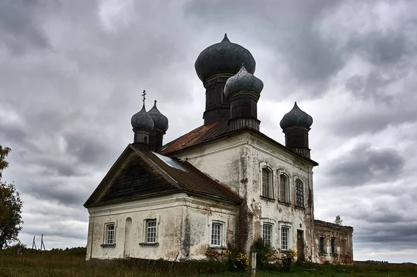 Древний заброшенный храм в заброшенном месте — стоковое фото