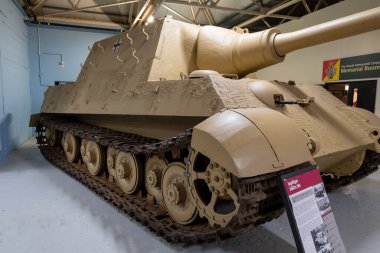 Bovington. Dorset. Birleşik Krallık. 9 Şubat 2020. İkinci Dünya Savaşı 'ndan kalma bir Jagdtiger tankı Tank Müzesi' nde dağıtıldı.