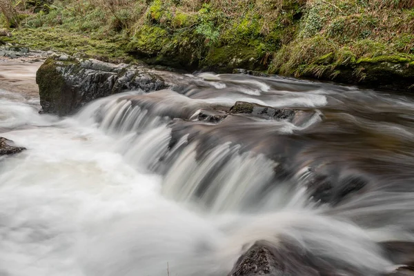 Lång Exponering Ett Vattenfall East Lyn Floden Vid Watersmeet Exmoor — Stockfoto