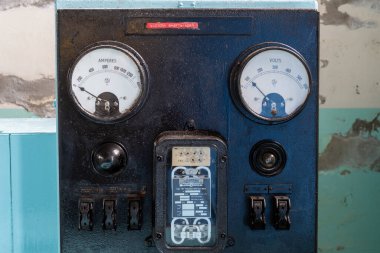 Pendeen. Cornwall. Birleşik Krallık. 20 Şubat. Cornwall 'daki Geevor kalay madeninde antika bir elektrik sayacı sergileniyor.