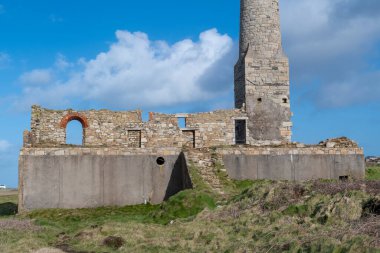 Cornish kadrosundaki madencilik endüstrisinden terk edilmiş bir binanın manzara fotoğrafı.