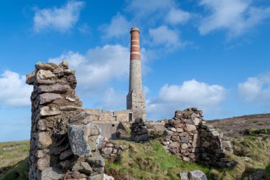 Cornish kadrosundaki madencilik endüstrisinden terk edilmiş bir binanın manzara fotoğrafı.