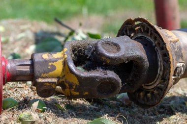 Çim biçme makinesinde kayıp bir PTO korumasıyla PTO şaftını kapatın.