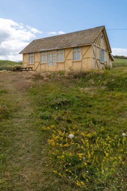 Dorset 'in güneybatı sahilindeki Thorncombe Beacon' ın eteğindeki ahşap kulübeye bakın.