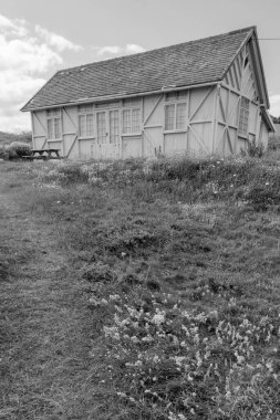 Dorset 'in güneybatı sahilindeki Thorncombe Beacon' ın eteğindeki ahşap kulübeye bakın.