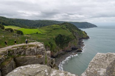 Exmoor Ulusal Parkı 'ndaki Kayalar Vadisi' nin manzara fotoğrafı.
